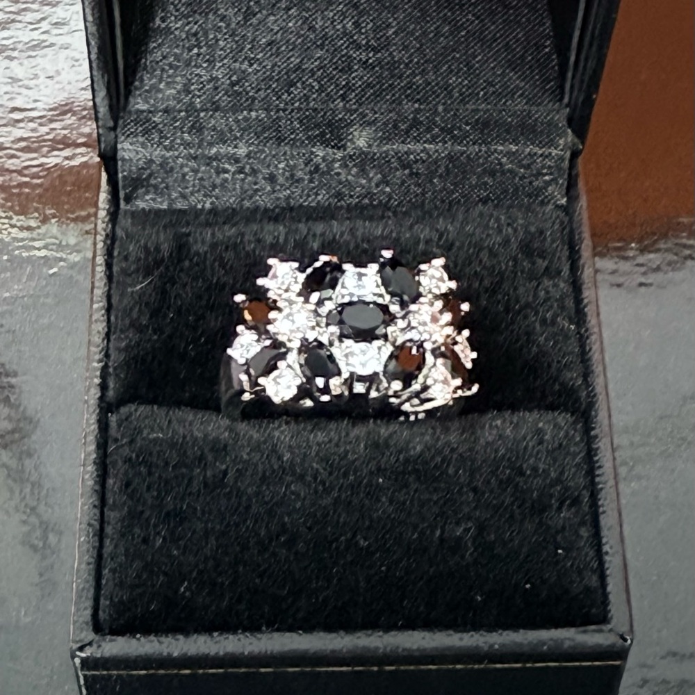 Elegant Black and Silver Women's Ring